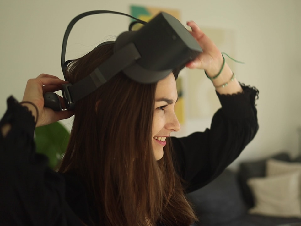 Virtual Reality Brille auf dem Kopf von Kundin
